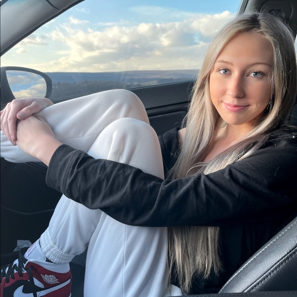 Meet your Posher, Terra - Picture 2 of 3